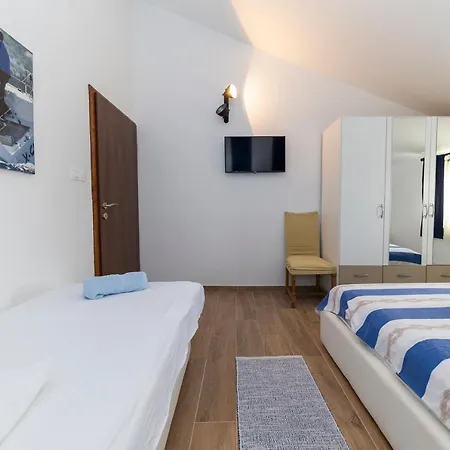 Lana Apartment *