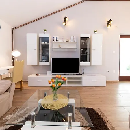 Lana Apartmán *